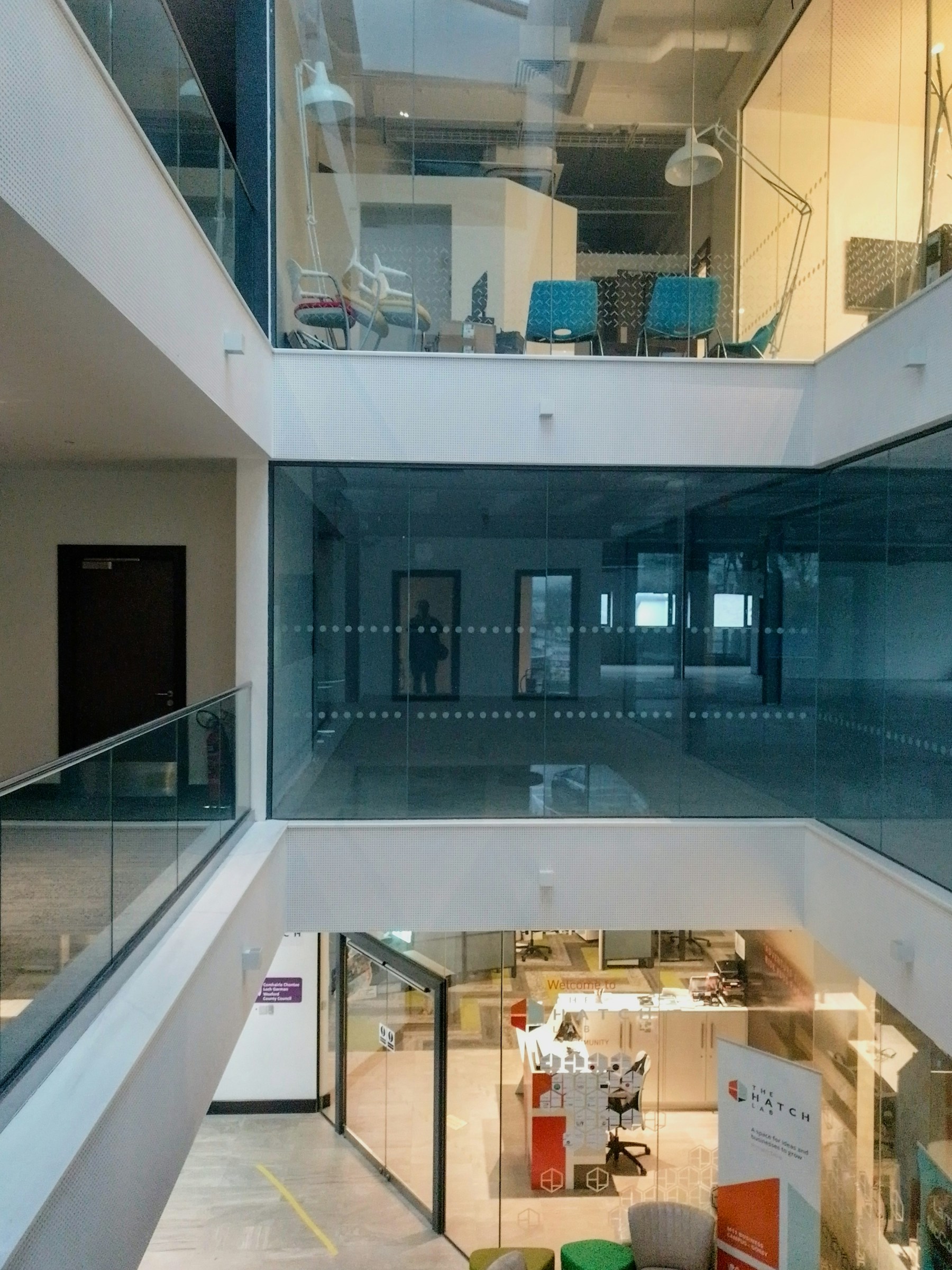 Nowoczesne biuro z przeszklonym atrium